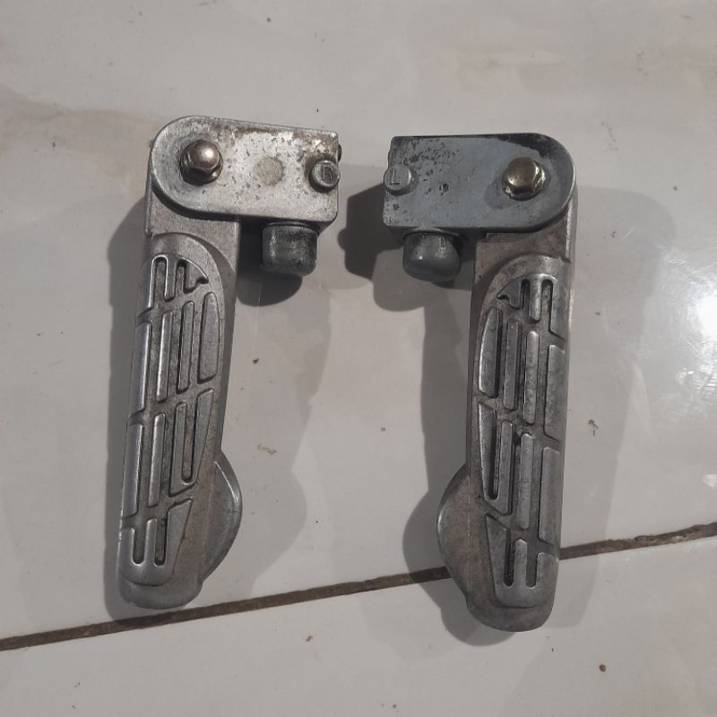 FOOTSTEP POSTEP PIJKAN KAKI BELAKANG KANAN KIRI KYMCO FREE LX , BEKAS ORIGINAL