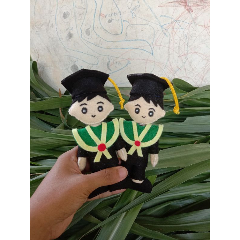 boneka wisuda cewek cowok