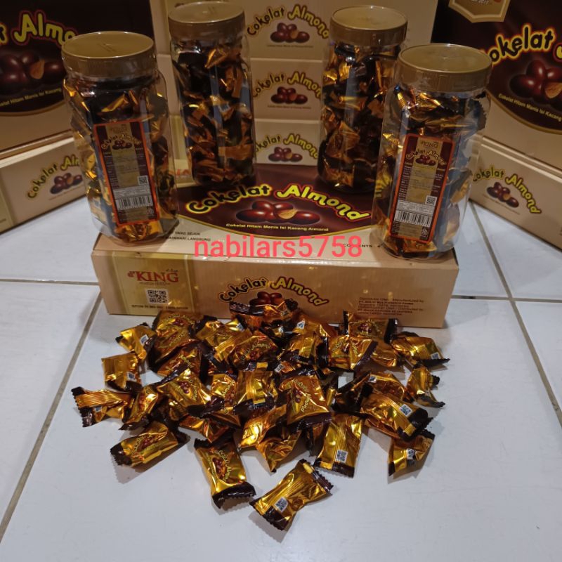 

d'KING COKLAT ALMOND/Cokelat Hitam Manis isi Kacang Almond 1 Dus 4 Toples(160 pcs)