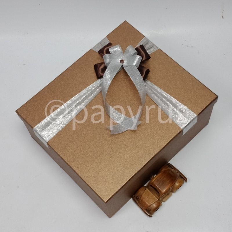 

PAPYRUS 30x35 Tinggi 15cm Kotak Kado Gift Box Hadiah V1