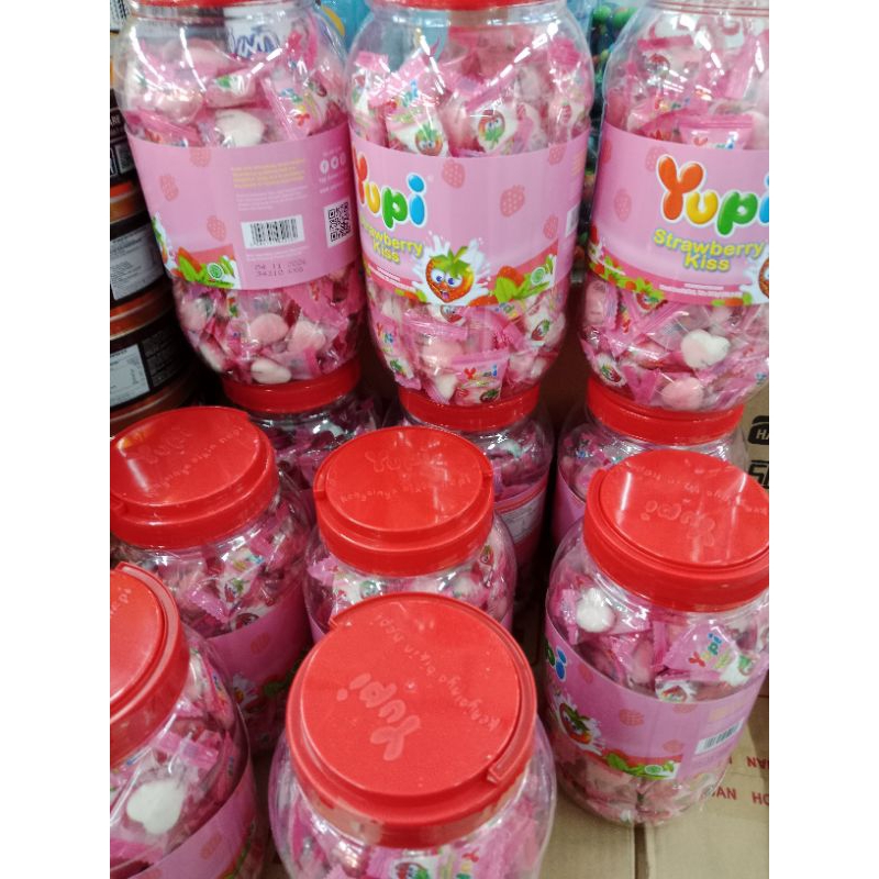 

Permen Yupi Strawberry Kiss 300gr Toples Promo