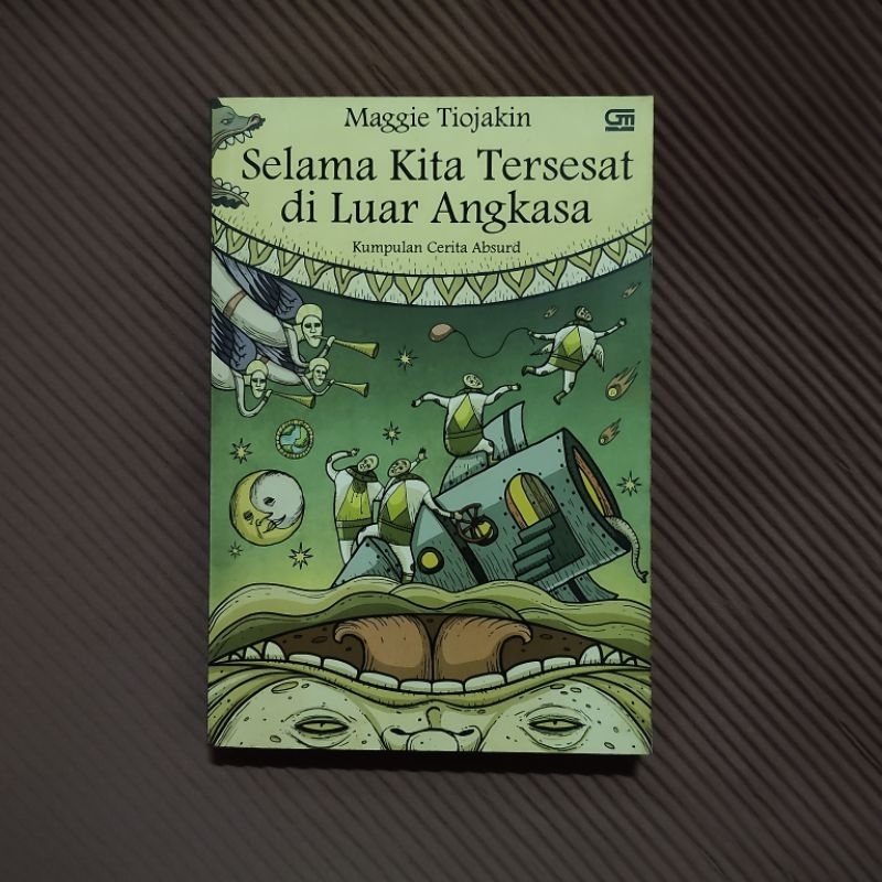Buku Original / Selama Kita Tersesat di Luar Angkasa - Kumpulan Cerita Absurd / MAGGIE TJOAKIN
