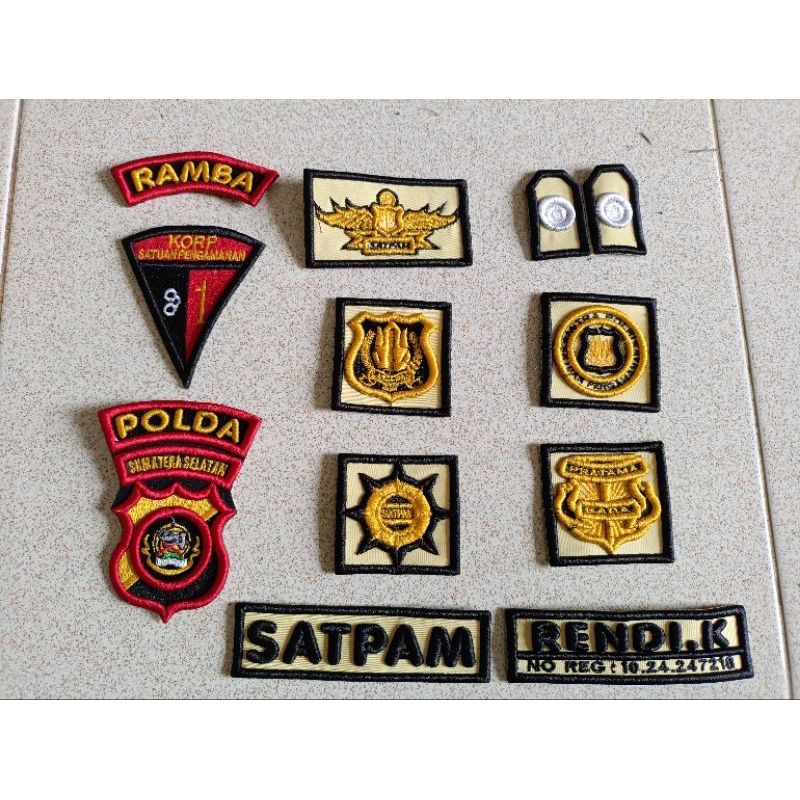 atribut satpam dasar crem timbul, atribut satpam model terbaru, atribut satpam timbul lis kotak hita
