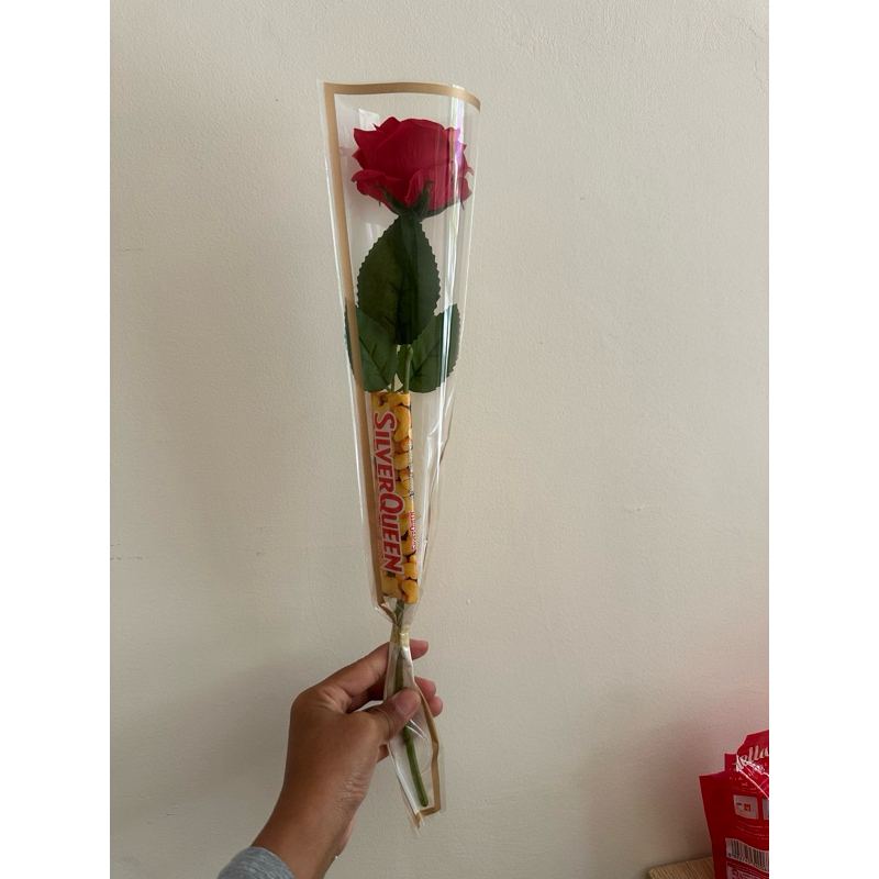 

buket mawar satu tangkai dan silverqueen 22 gram