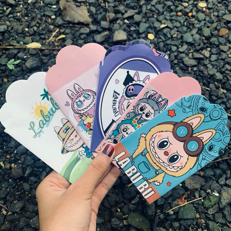 

AMPLOP ANGPAO LEBARAN MEDIUM MOTIF LABUBU ISI 10 PCS