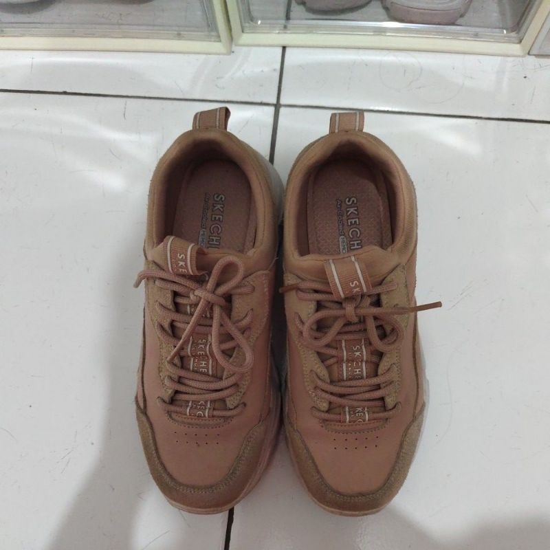 SEPATU WANITA SKECHERS PRELOVED
