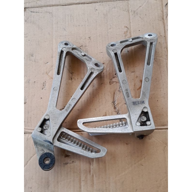 STEP BELAKANG CBR 150 K45A ORIGINAL ( COPOTAN MOTOR )