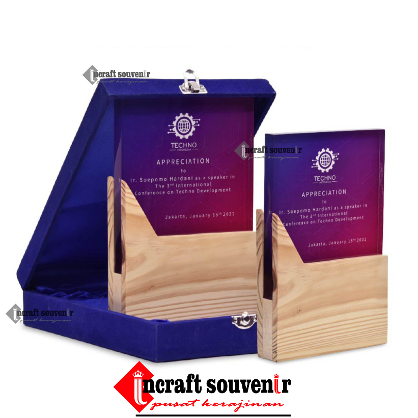 PLAKAT SOUVENIR AKRILIK CUSTOM BENTUK DAN TULISAN