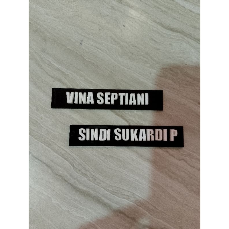 

Nama dada timbul akrilik