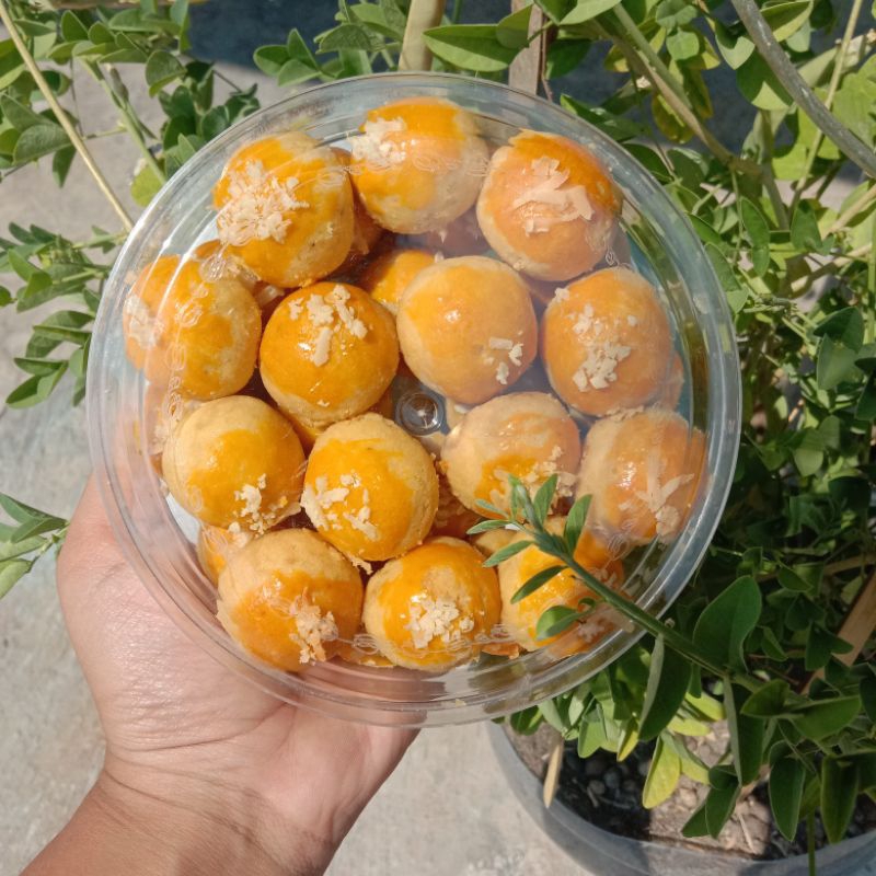 

Nastar keju, klepon, dan bunga