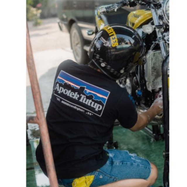 RACERTEES Kaos APOTEK TUTUP x Agos Kotak (Hitam)