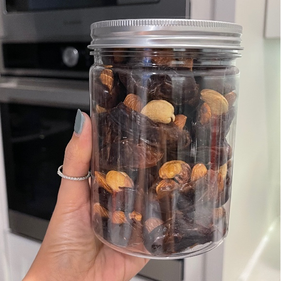 

Dates with roasted nuts (kurma dengan kacang almond dan mede panggang)