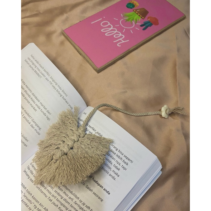

KnotStory Bookmark / Pembatas Buku / Keychain / Macrame / Bag Charm / Gantungan Kunci / Souvenir