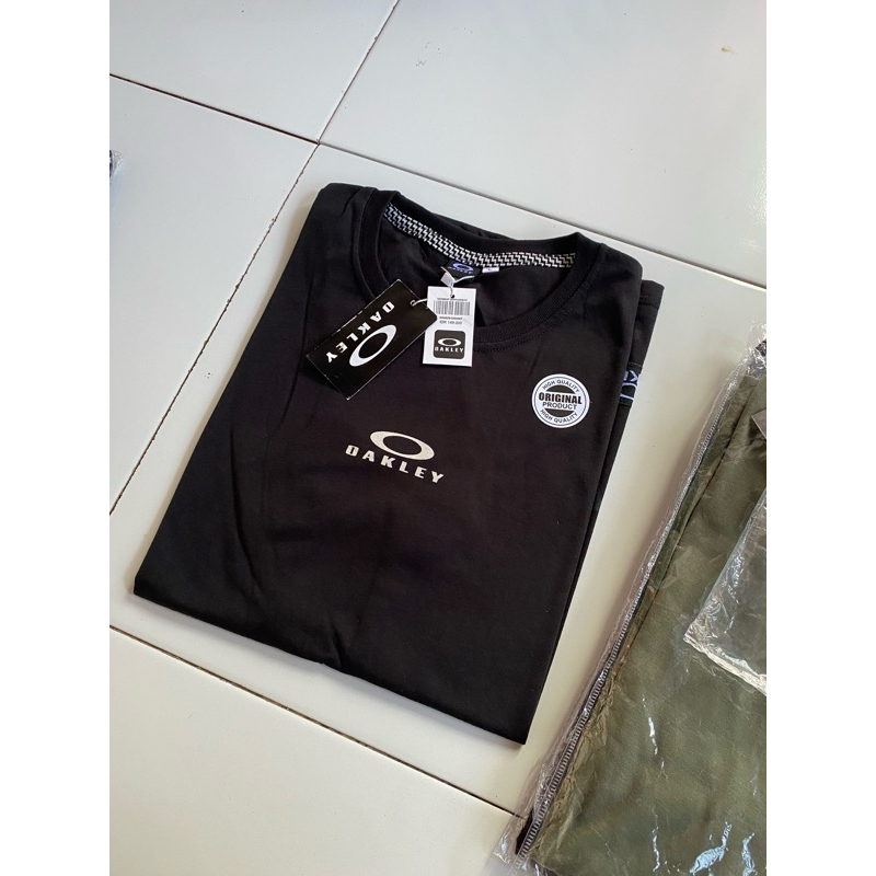 Baju kaos ukuran L muat bb (65-70) oakle hitam dikirim dari Buleleng Singaraja