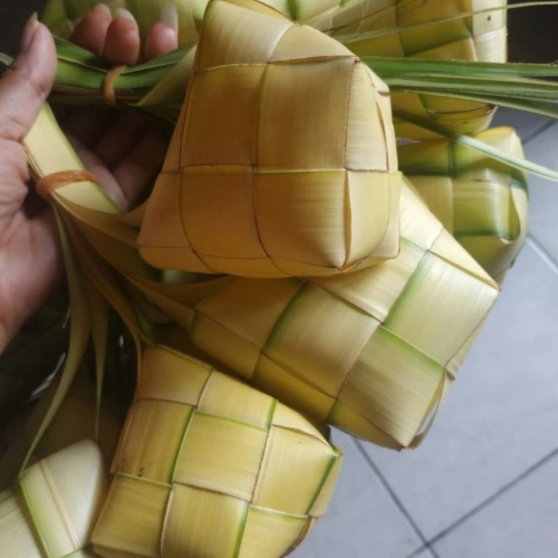 

bungkus ketupat-cangkang ketupat/janur bungkus ketupat siap isi