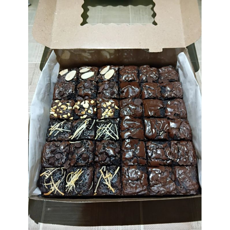 

Fudgy Brownies Coklat Kacang Almond Keju Chococip