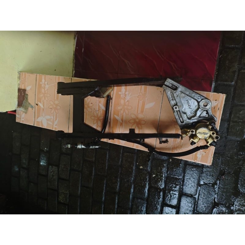 Satu Set Arm Dan Pengereman Rem Belakang Kaliper dan Breket Swing Arm Lengan Ayun Supit Sasis Belaka