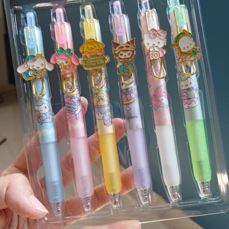 

Bolpoin Karakter Sanrio Set / Pena Bolpoin Magic Sanrio Labubu Kuromj Cinnamoroll Set isi 6 / Hadiah Anak / Hampers Anak