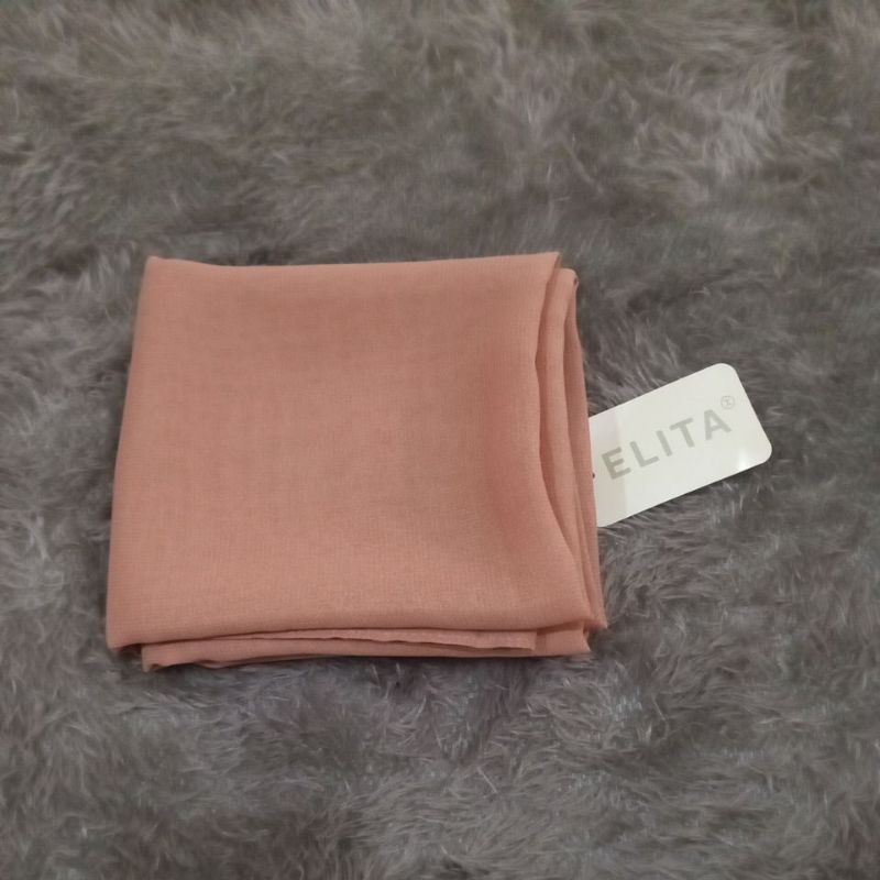 Jilbab Bella Square Merek Elita warna Peach.