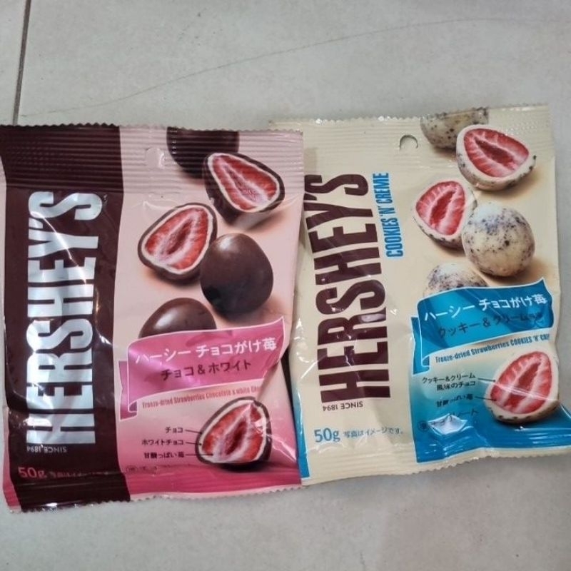

Hershey's Coklat isi Strawberry