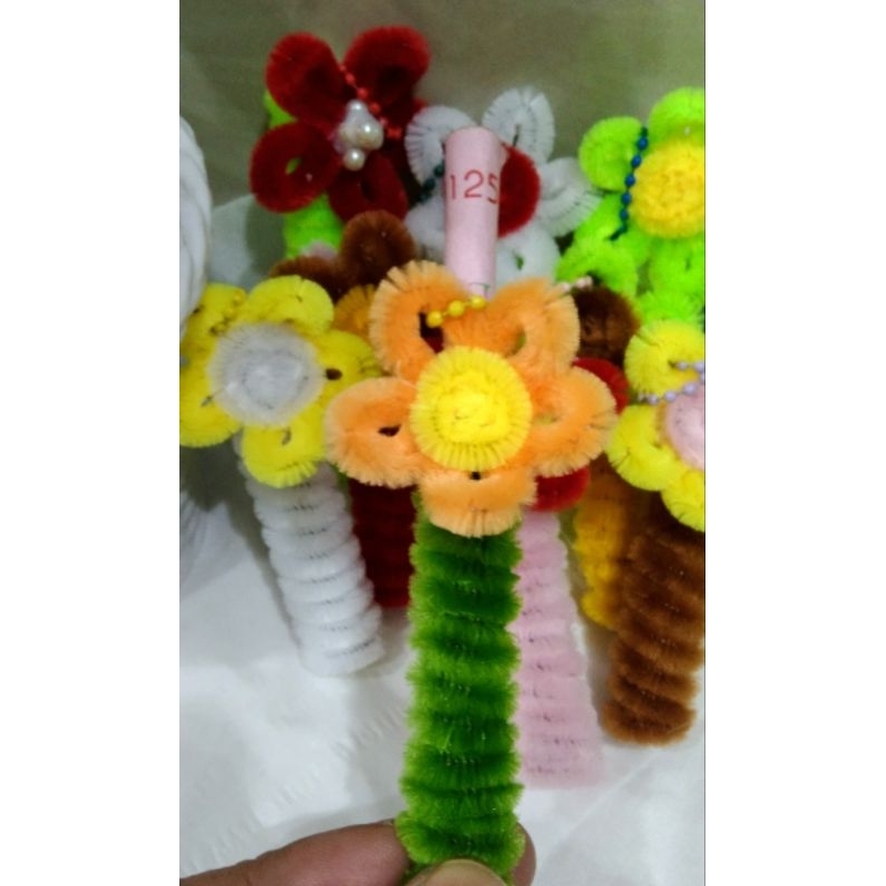 

Amplop lebaran gantungan kunci unik dari kawat bulu karakter bunga (isi 5 pcs)