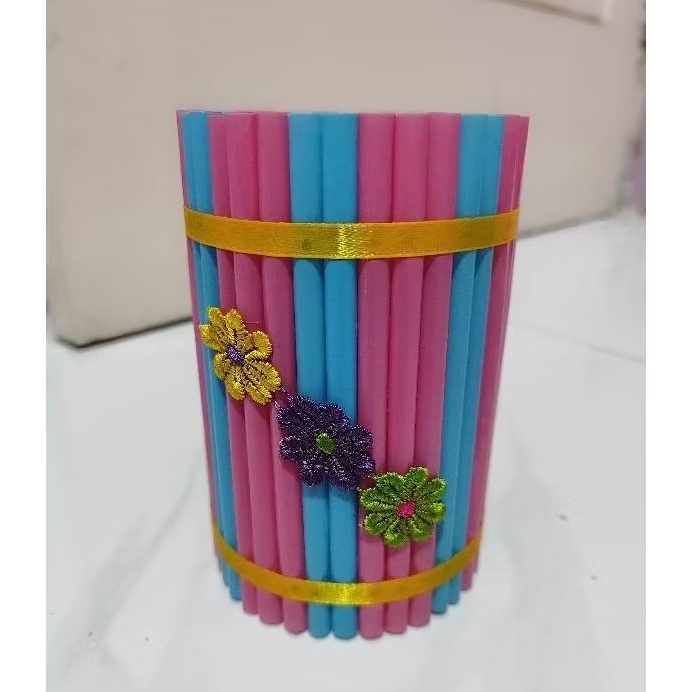 

prakarya dari kaleng bekas dan sedotan - tempat pensil dari kaleng bekas - daur ulang kaleng dan sedotan