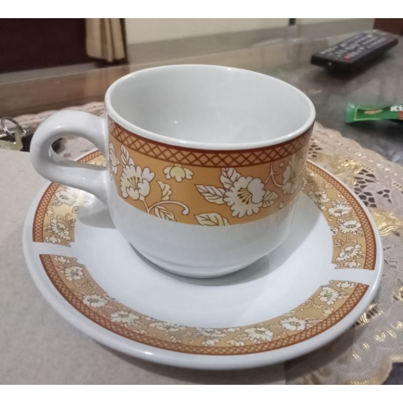 Cangkir set kembang  keramik harga satu set/isi 6 cangkir/6 tatakan keramik Kembang