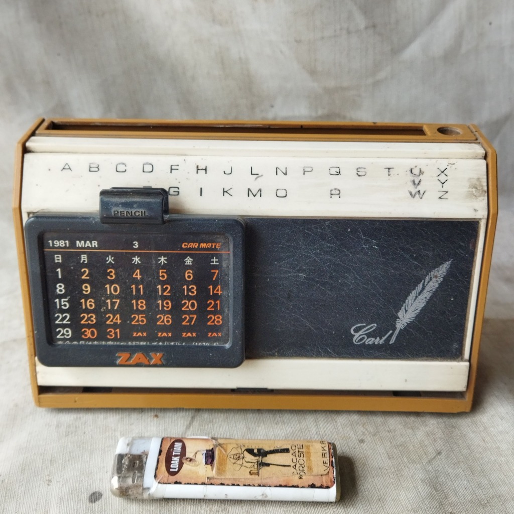 

Pajangan Vintage 1978 Kalender Tempat Pena Memo merk CARL Japan
