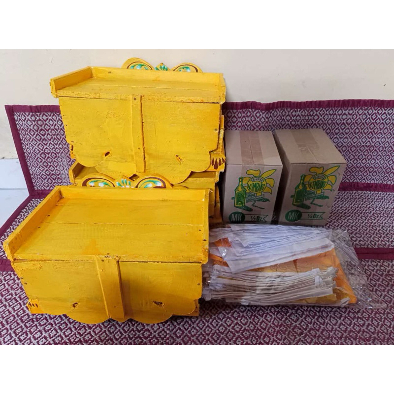 Wastra Pelangkiran warna putih kuning