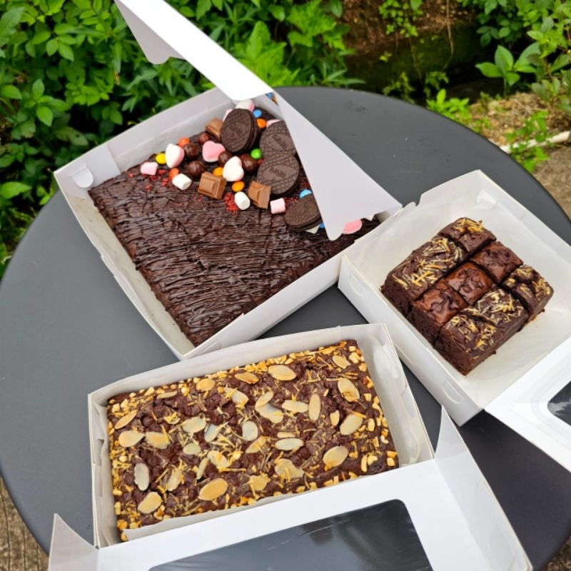 

Fudgy brownies original by Chochocakebox 10x10