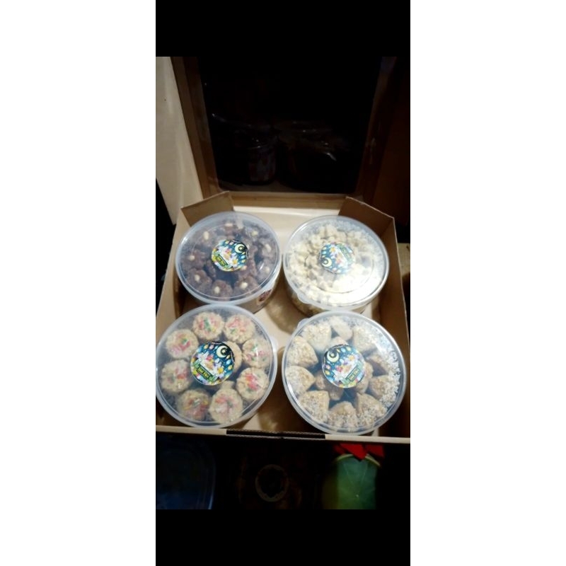 

SEPAKET KUE KERING ANEKA RASA 4 TOPLES UKURAN 500 GRAM.