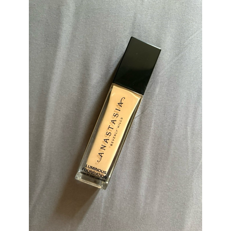 Anastasia Beverly Hills Luminous Foundation Shade 210N
