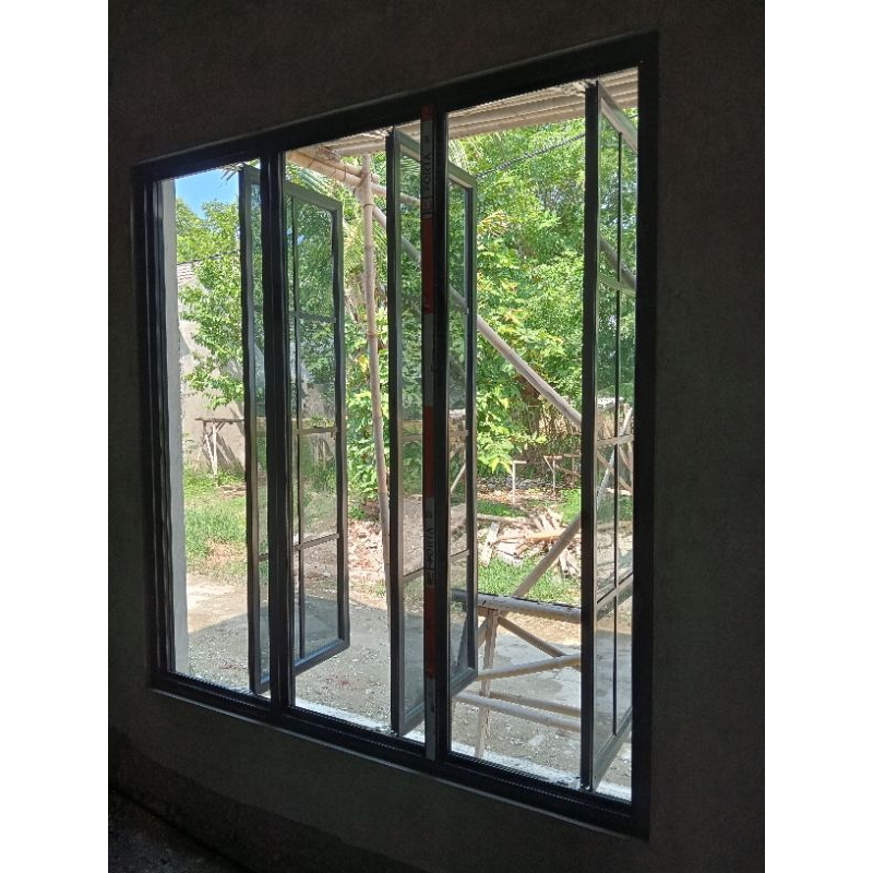 jendela swing aluminium 3 daun + kaca 5mm + Lis ornamen