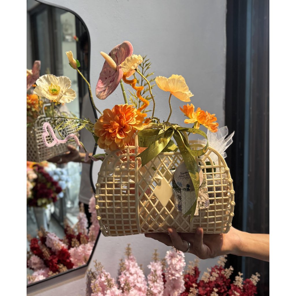 

Flowres Hampers 2 / Bloombag Bloombox Artificial / Tas bunga Flower Packing Paper Bag Gift Box / Flower Arrangement Premium / Hadiah Wisuda / Hampers Lebaran / Ulang tahun / Anniversary @itsflowres