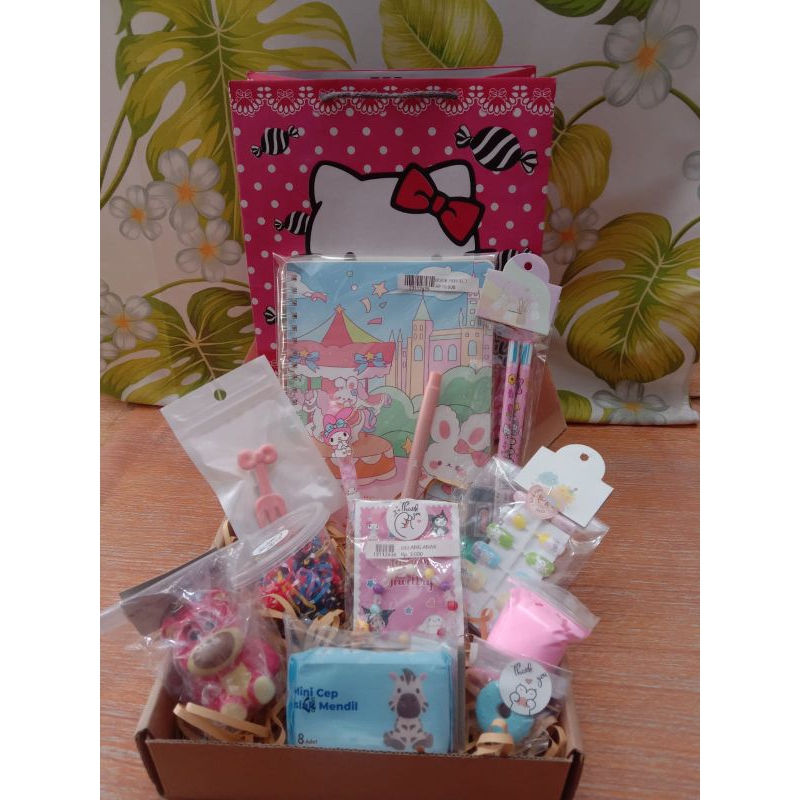 

Hampers anak kategori alat tulis dan mainan