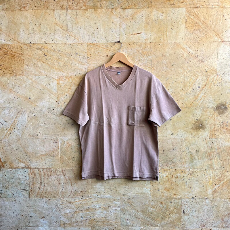 (Second) T-shirt Cream Kerah V Oversize Uniqlo size L