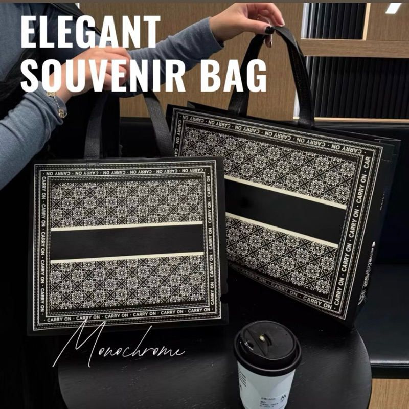 

Tas Belanja Spunbond Tas Jinjing hampers Tas Souvenir Tas Lipat Tas Kado Kantong Belanja Shopping bag Tote Bag Packaging SOUVENIR GOODIE lBAG MONOCHROME Black and White Hitam Putih estetik Elegan mewah