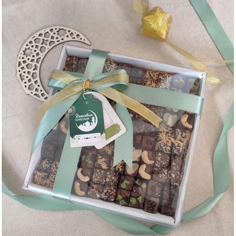

Hampers Fudgy Brownies Lebaran Idul Fitri dan Hampers Ramadhan Brownies Panggang | Brownies Sekat Imut | Bingkisan Kue Lebaran