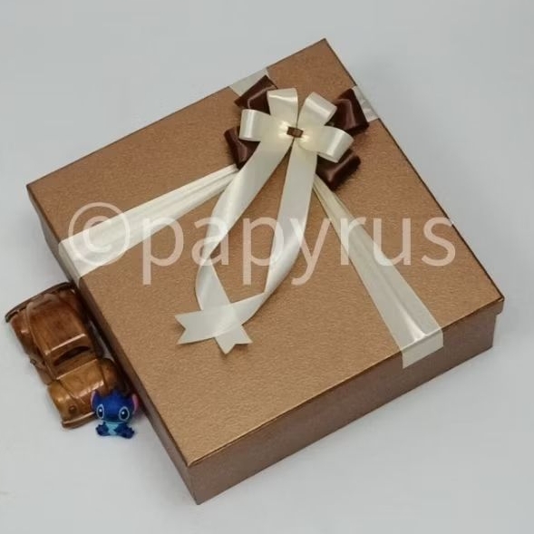 

PAPYRUS 30x30 Tinggi 10cm Kotak Kado Gift Box V1