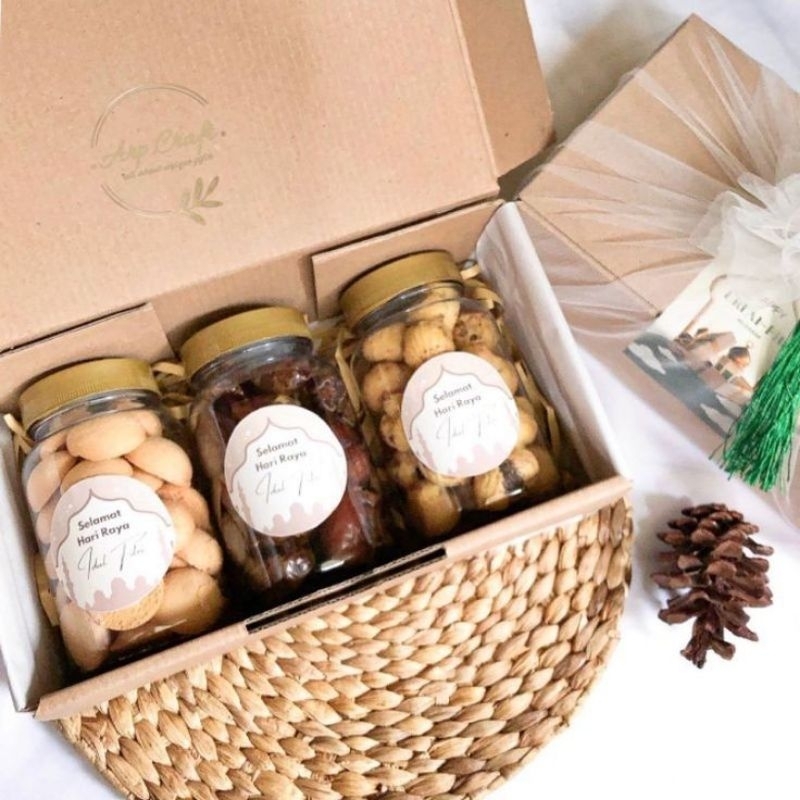 

Hampers Box B Paket 2. Kue Kering + Biskuit + Kartu Ucapan. Hampers Edisi Lebaran.