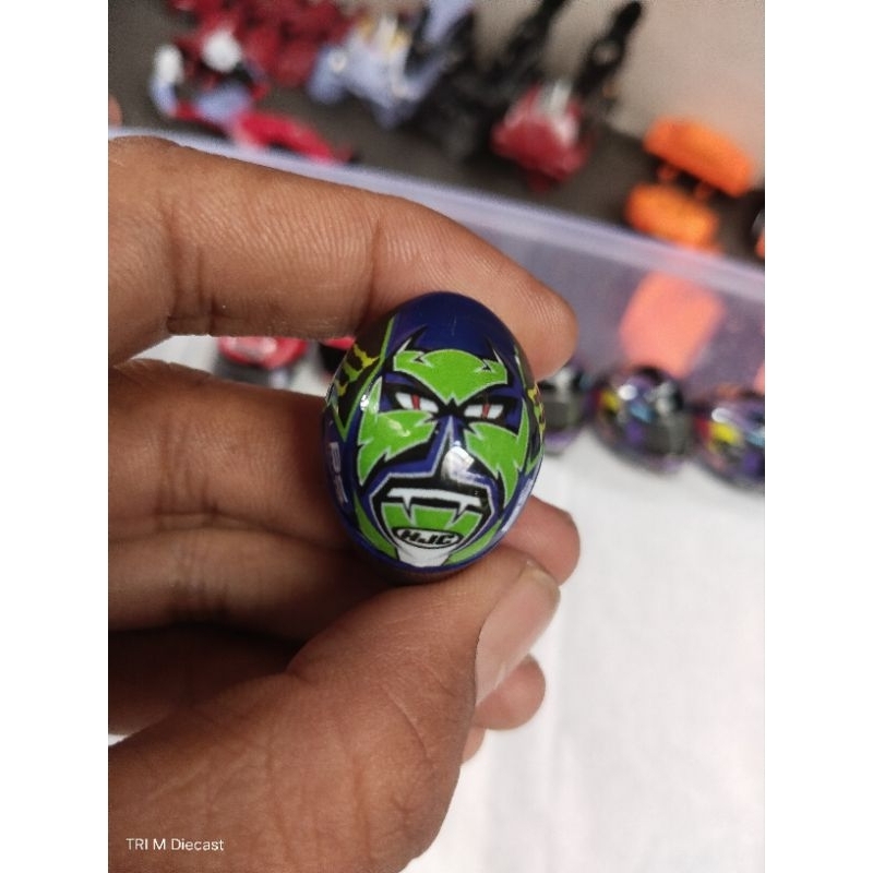 Miniatur helm fabio quartararo 2025 Skala 1:12