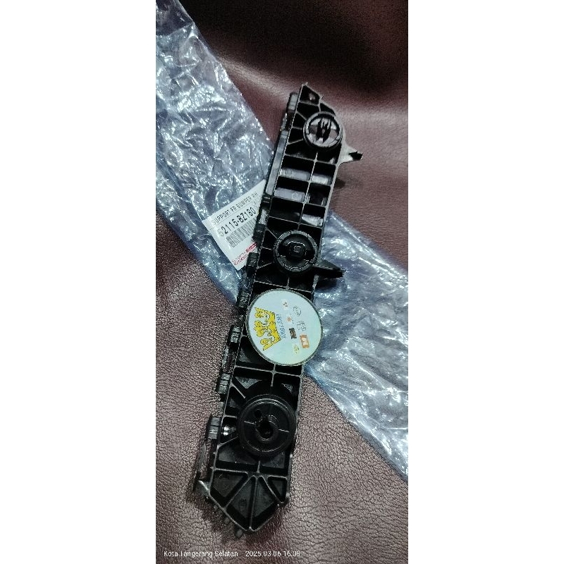 BRAKET BEMPER DEPAN KANAN CALYA SIGRA 2016-2021 ASLI