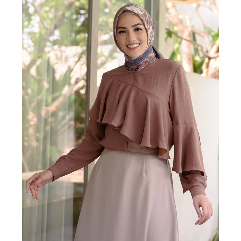 Claire Blouse Wearing Klamby