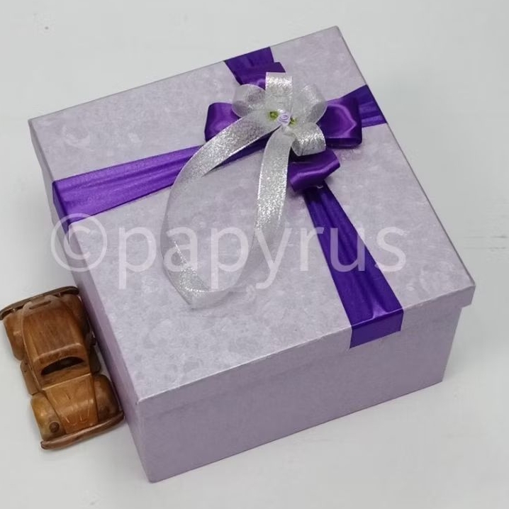 

PAPYRUS 25x25 Tinggi 15cm Kotak Kado Gift Box V3
