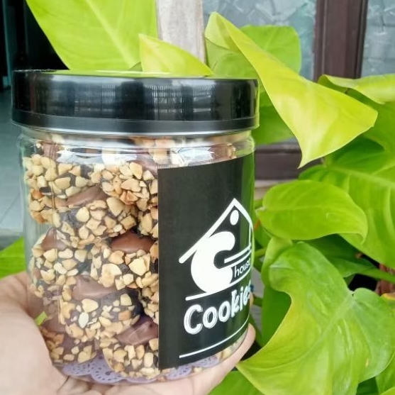 

ROYAL COOKIES, THUMBPRINT CHOCO PEANUT, BAHAN PREMIUM DAN BEBAS AFILIASI