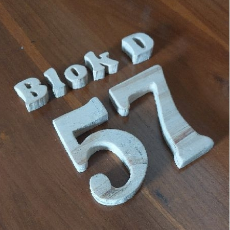 Papan Nama Huruf dan angka timbul custom kayu jati belanda- hiasan dinding plakat gantung sign board