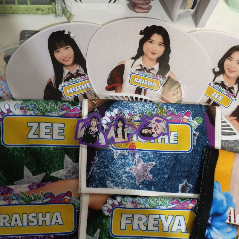 Merch jkt48 (uchiwa, hand banner, ganci)
