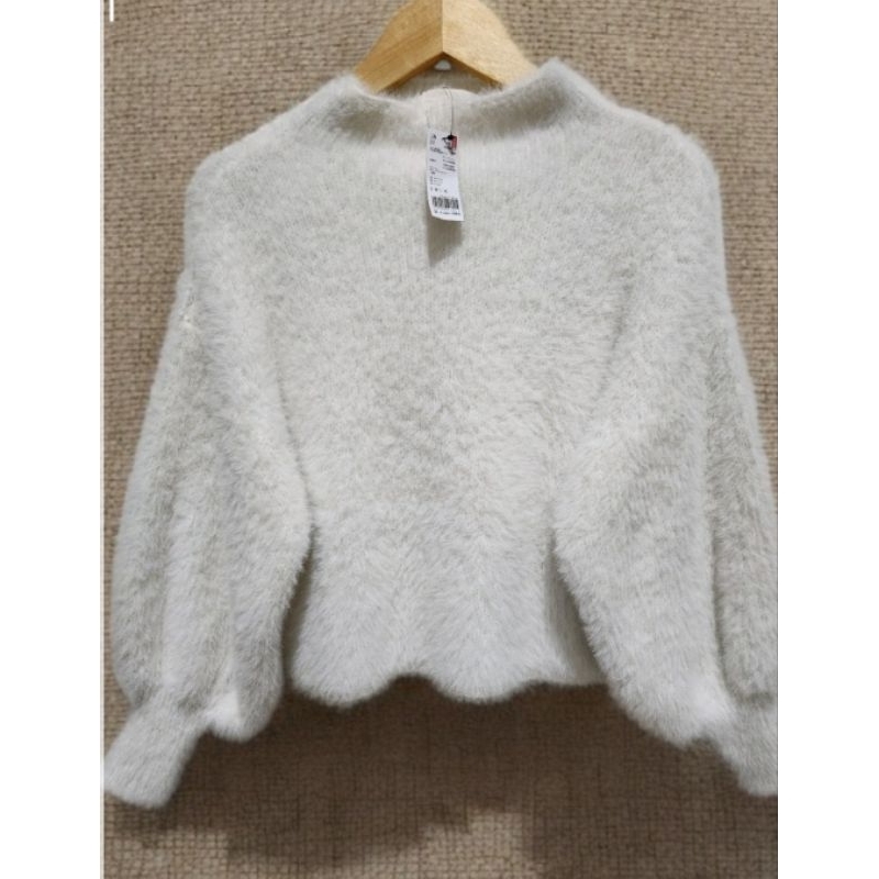 Atasan rajut fuzzy ; sweater bulu fuzzy ; kaos rajut fuzzy ; rajut fuzzy brand Korea warna Broken wh