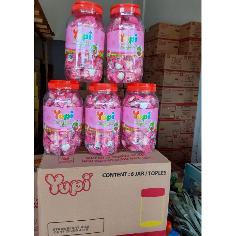 

PERMEN YUPI STRAWBERRY KISS JAR 1 KARTON ISI 6 TOPLES