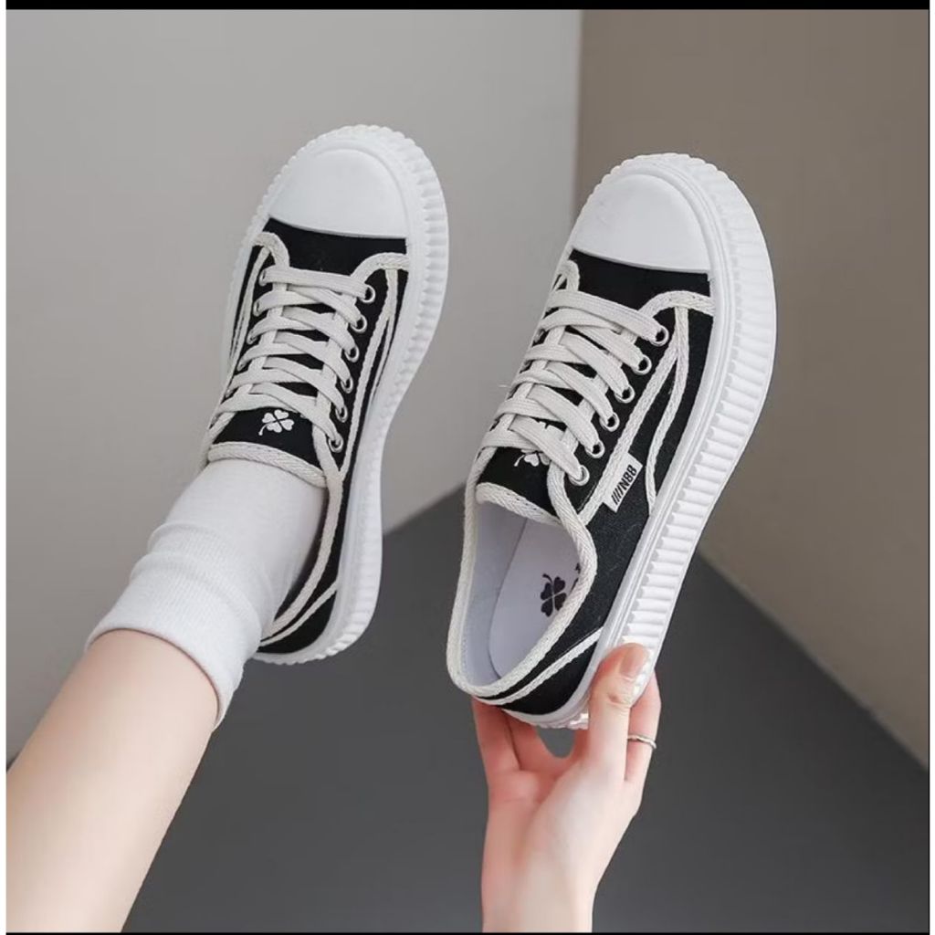 Sepatu Sneakers Wanita Terbaru Sepatu Sekolah Hitam Putih Cewek Kasual Kekinian